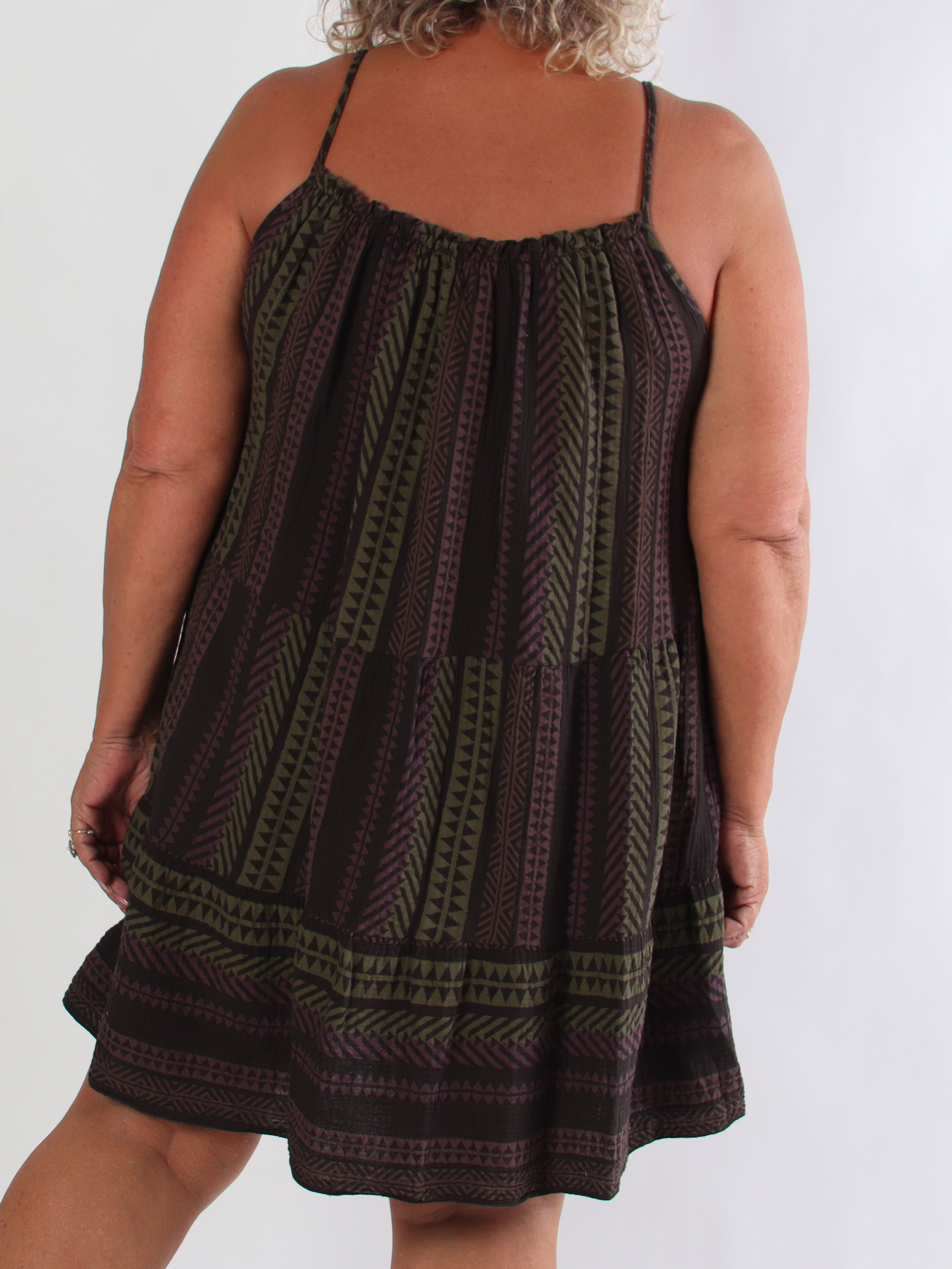 Jill Tribal - Plus size axelbandsklänning i mjuk och luftig muslin med färgglatt mönster